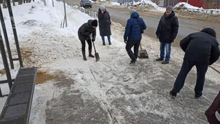 196 жителей Рязани вышли на субботник по уборке снега 