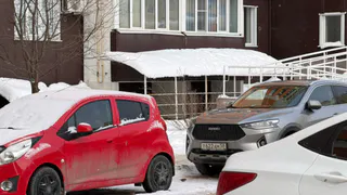 В Пензе козырьки подъездов МКД больше не выдерживают скопившийся снег