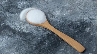 Насыпьте соль у порога и можете спать спокойно: старинная хитрость актуальна и сегодня