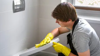 Это аптечное средство с легкостью удалит ржавый налет в унитазе – точно есть у вас дома