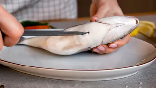 Так селёдку чистят на Дальнем Востоке: два движения — и ни костей, ни чешуи. Проверила — работает