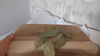 Умные хозяйки делятся хитростью: положите это под ковер — и проблемы покинут вас до 2025 года