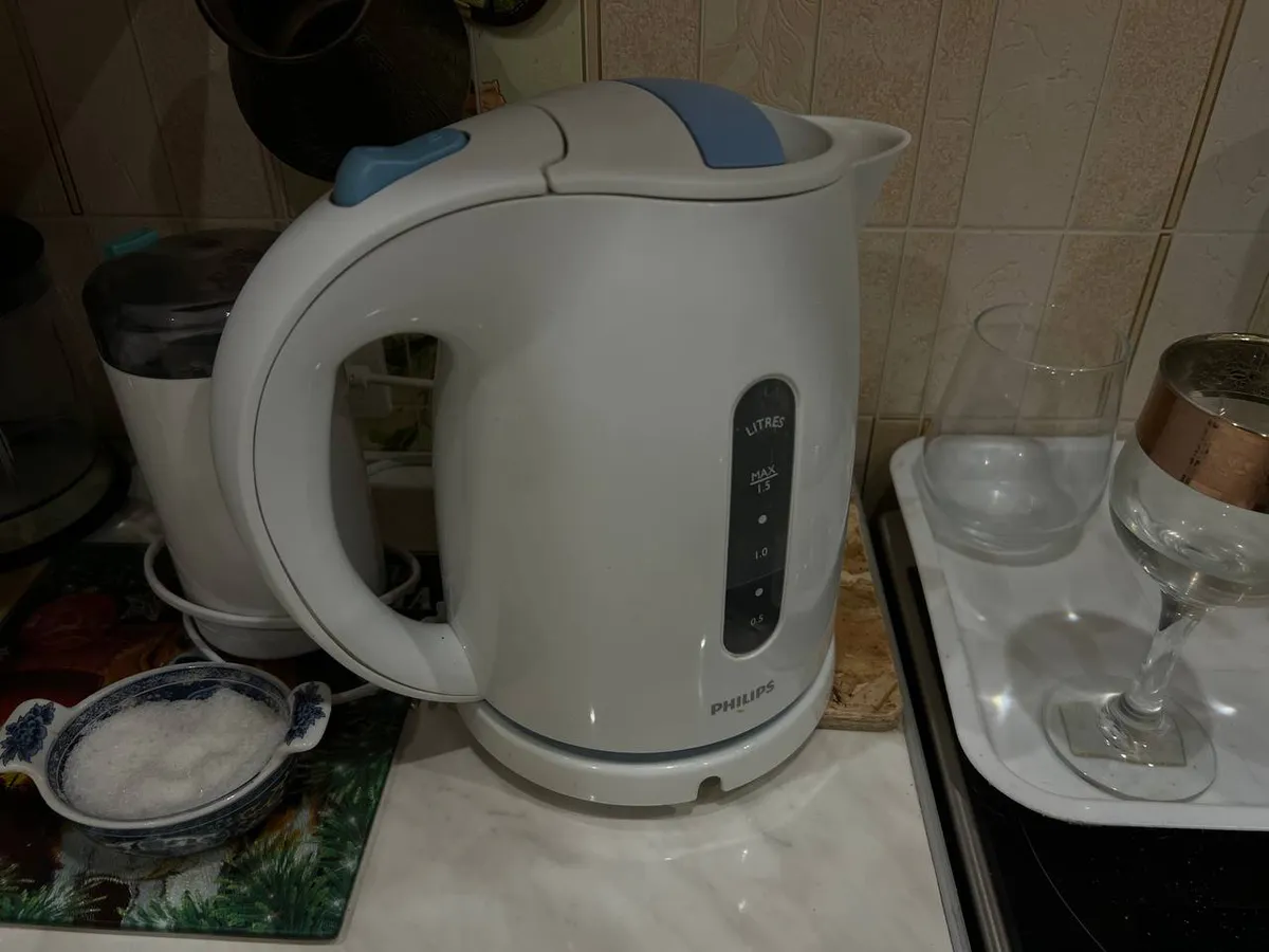 Ваш чайник прослужит на 5 лет дольше: сантехник показал трюк с лимонной кислотой, который занимает 10 минут