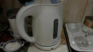 Ваш чайник прослужит на 5 лет дольше: сантехник показал трюк с лимонной кислотой, который занимает 10 минут