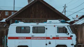 Скорая застряла в снегу у дома №4з в Недостоеве