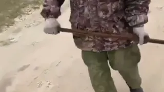 "Отойдите от меня!": в Дубровичах мужчина угрожал девушке железной трубой