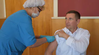 Глава Пензы и губернатор области прошли вакцинацию против гриппа