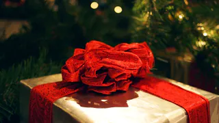 Подарки коллегам на Новый год: 20 лучших вариантов - затискают в объятиях от радости