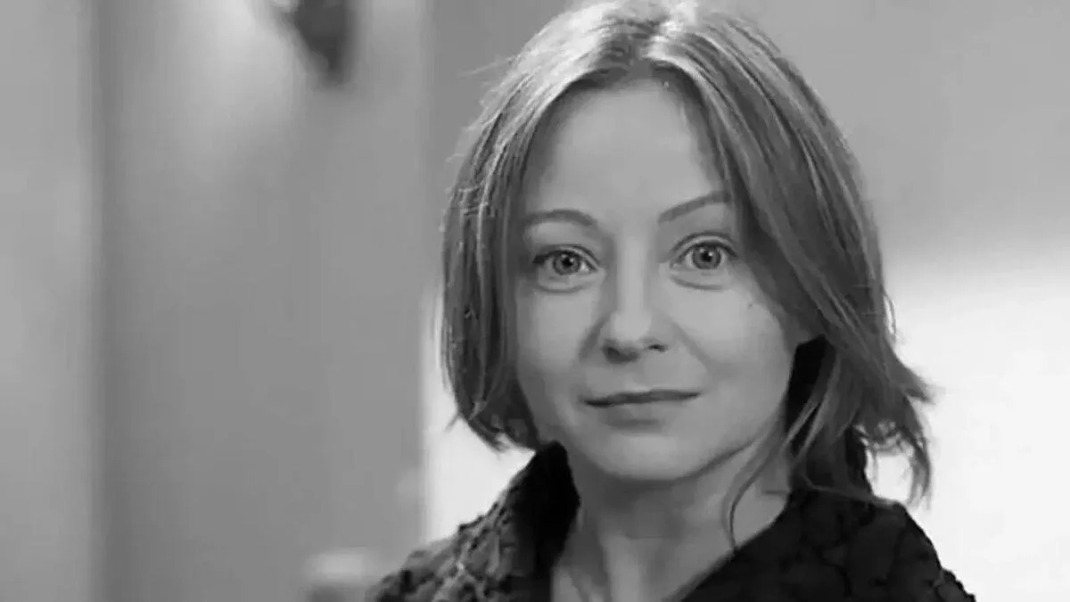 Дети Евгении Добровольской навестили могилу актрисы в годовщину её смерти