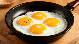 Не сало и не масло, а в миллион раз полезнее: на чём жарят яичницу грамотные хозяйки — запомните раз и навсегда