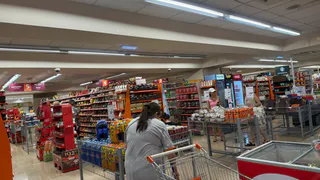 Зашла в магазин для богатых и купила полный пакет дешевых продуктов - даже пенсионеры знают эту хитрость