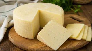 Больше не покупаю сыр к завтраку: готовлю дома из творога и молока — вкус нежный, как у дорогих сортов