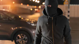 В Кораблине 62-летнего мужчину ограбил возле дома 26-летний гость города