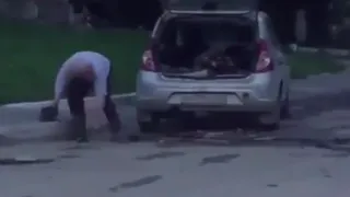 Психанул. Пожилой рязанец сам ремонтирует дорогу - видео