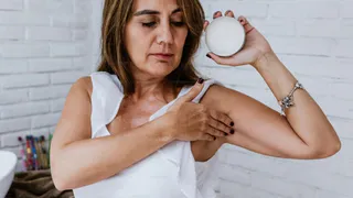 Смочите тампон 2 раза протрите подмышки – обеспечит защиту от запаха пота на весь день