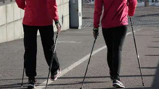 Невролог объяснил пользу от скандинавской ходьбы