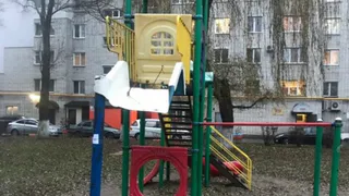 В Брянске на площадке по улице Авиационной украли горку