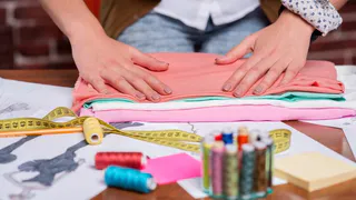 В Челябинске мама пятиклассника пожаловалась на "немужские" уроки труда: мальчиков учат шитью