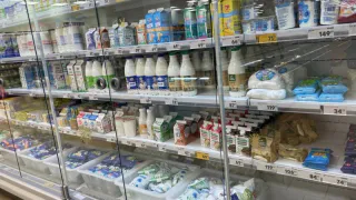 Простая вода с побелкой: Росконтроль назвал бренды молока, которые лучше не покупать даже по акции