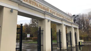 У входа в ЦПКиО разместили фото погибшего 19-летнего военного