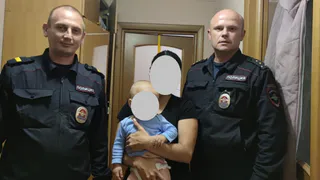 Трогательная история! Полицейские спасли малыша, подавившегося яблоком