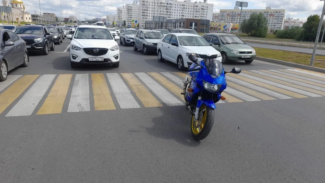 Букет нарушений мотоциклиста: без шлема, пьяный за рулем