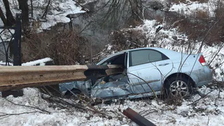 Серьезное ДТП в Рязанской области: иномарка врезалась в отбойник и вылетела в кювет