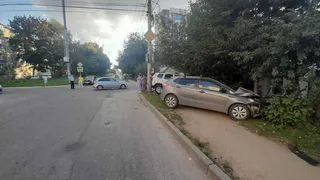 На улице Татарской в Рязани в ДТП с Kia пострадали водитель и 10-летний пассажир Renault