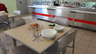 Роспотребнадзор намерен запретить ученикам приносить в школу еду из дома