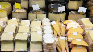 Настоящая подделка: Росконтроль назвал марки сыра, которые лучше обходить стороной