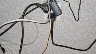 Зарядку телефона нельзя оставлять в розетке: эксперты рассказали почему