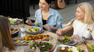 Эта привычка за столом расскажет о низком интеллекте человека