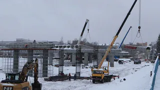 На набережной в Брянске продолжается строительство моста