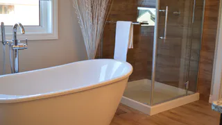 Хотите, чтобы ванная казалась просторнее? Начните с этого приёма — он меняет всё