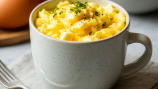 Перестала жарить яичницу на сковороде — нужен лишь один стакан: получается в сотню раз вкуснее