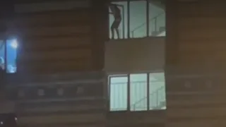 В Рязани засняли мужчину, пробравшегося в квартиру через окно
