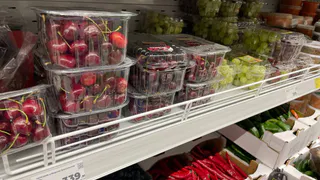 Такая ягода — невероятно вредная: а мы едим ее и покупаем как деликатес, еще и детей заставляем есть