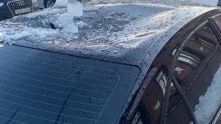 “Летают ого-го как”: в центре Рязани на машину упала глыба льда