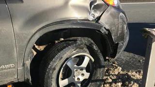 Агрессивное вождение на трассе М5: попытка Mitsubishi Outlander пролезть между рядами закончилась ДТП