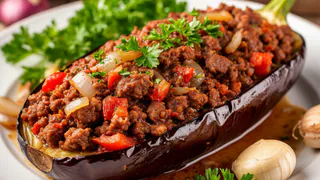 Фаршированные баклажаны с говядиной, луком и чесноком: секрет сочной начинки - в жаровне или духовке