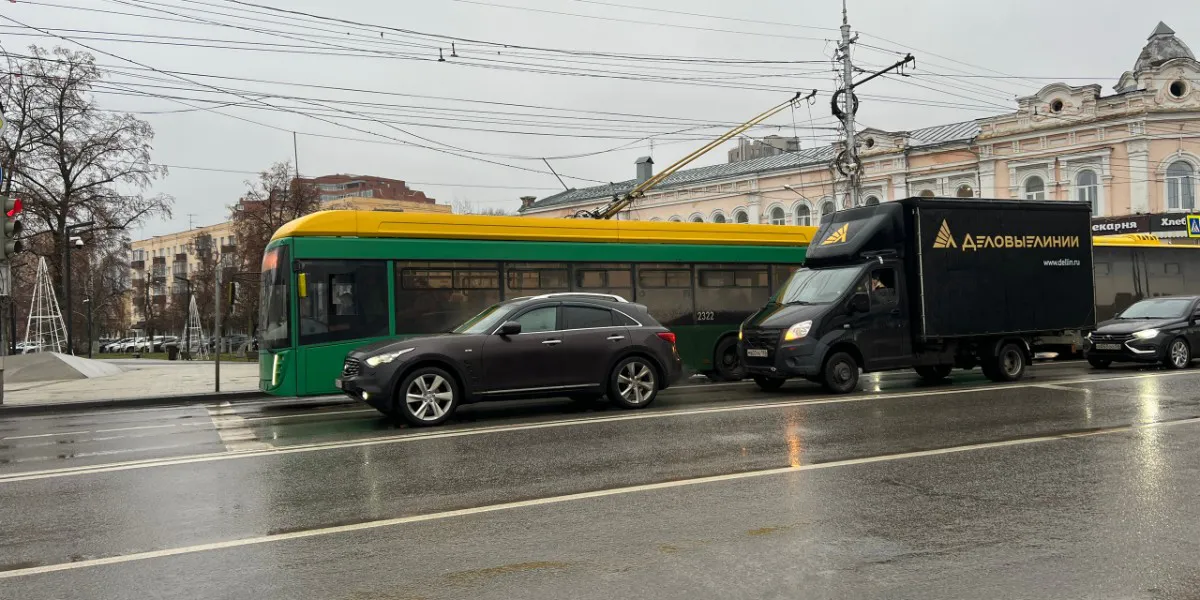 В рязанском микрорайоне Дашково-Песочня бензовоз налетел на троллейбус