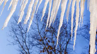 Сосульки в центре Брянска сбили после вмешательства прокуратуры