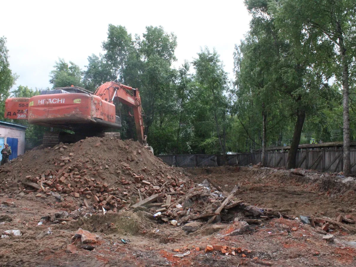 Южноуральцы пожаловались на разрушающийся на глазах 73-летний дом
