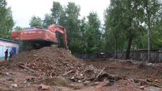 Южноуральцы пожаловались на разрушающийся на глазах 73-летний дом