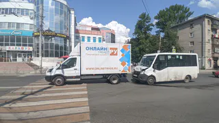В Рязани ТРК «Полетаевский» маршрутка въехала в грузовик