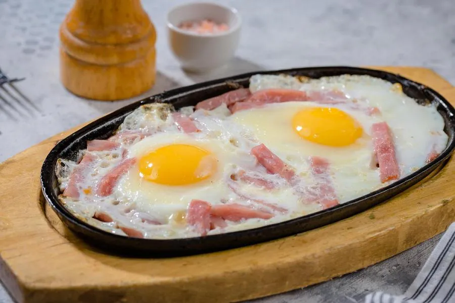 Правильно готовим яичницу с ветчиной
