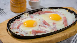 Правильно готовим яичницу с ветчиной
