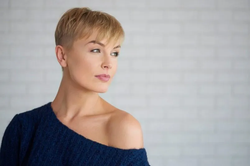 Для женщин после 40: лучшие короткие стрижки на май — можно обойтись без укладки