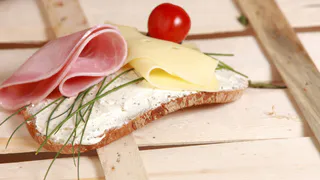 Смело берите 3 штуки – она точно из мяса: в Роскачестве назвали марки настоящей ветчины