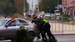 Брянцу помогли толкнуть автомобиль сотрудники ГИБДД